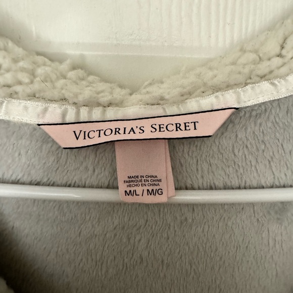 Victoria secret robe - Picture 3 of 3